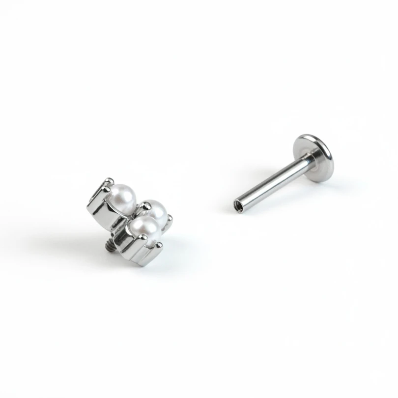 Delicado labret con trío de perlas sintéticas