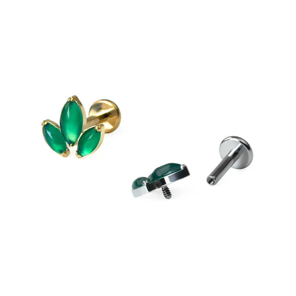 Labret de titanio con trío de piedras naturales en corte marquise