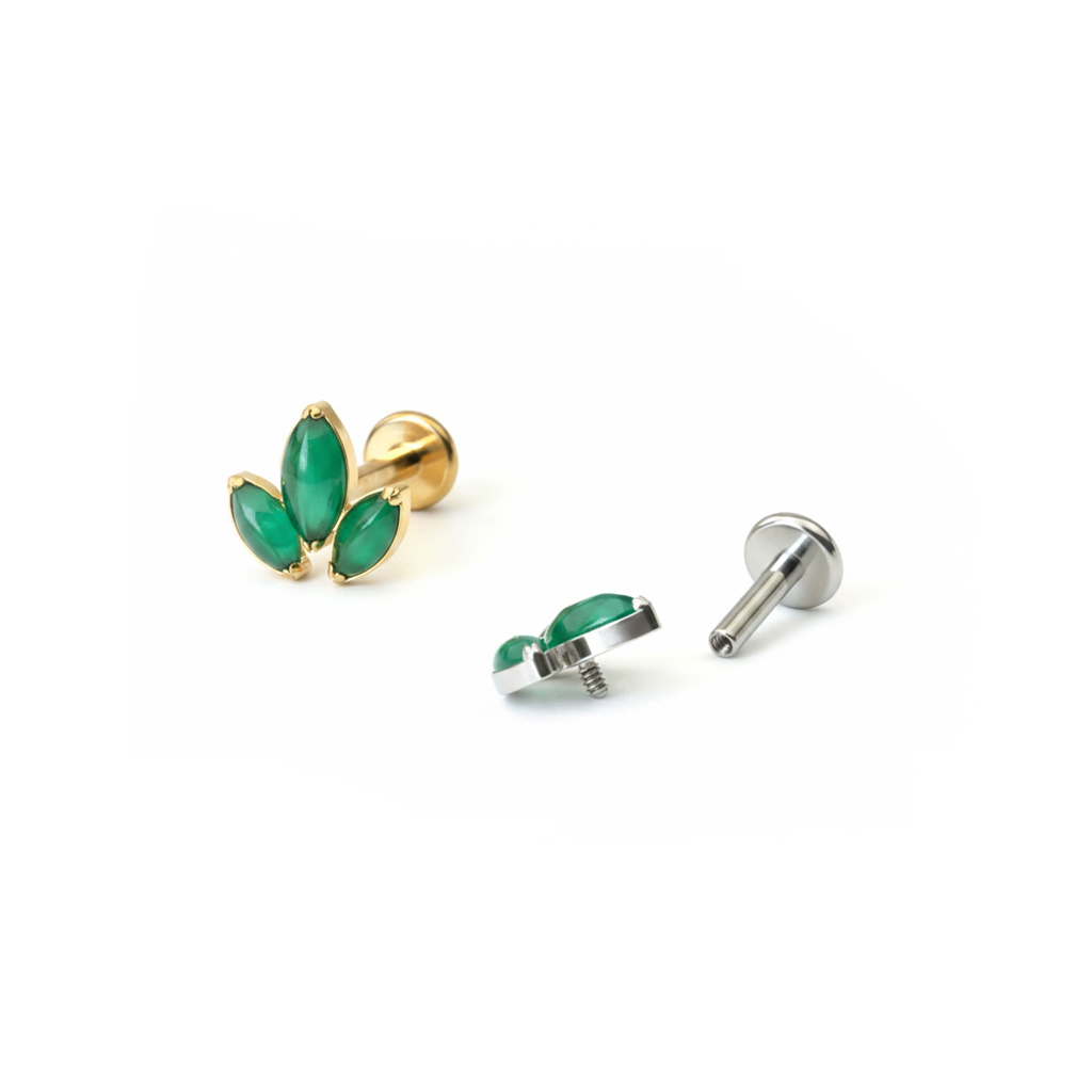 Labret de titanio con trío de piedras naturales en corte marquise