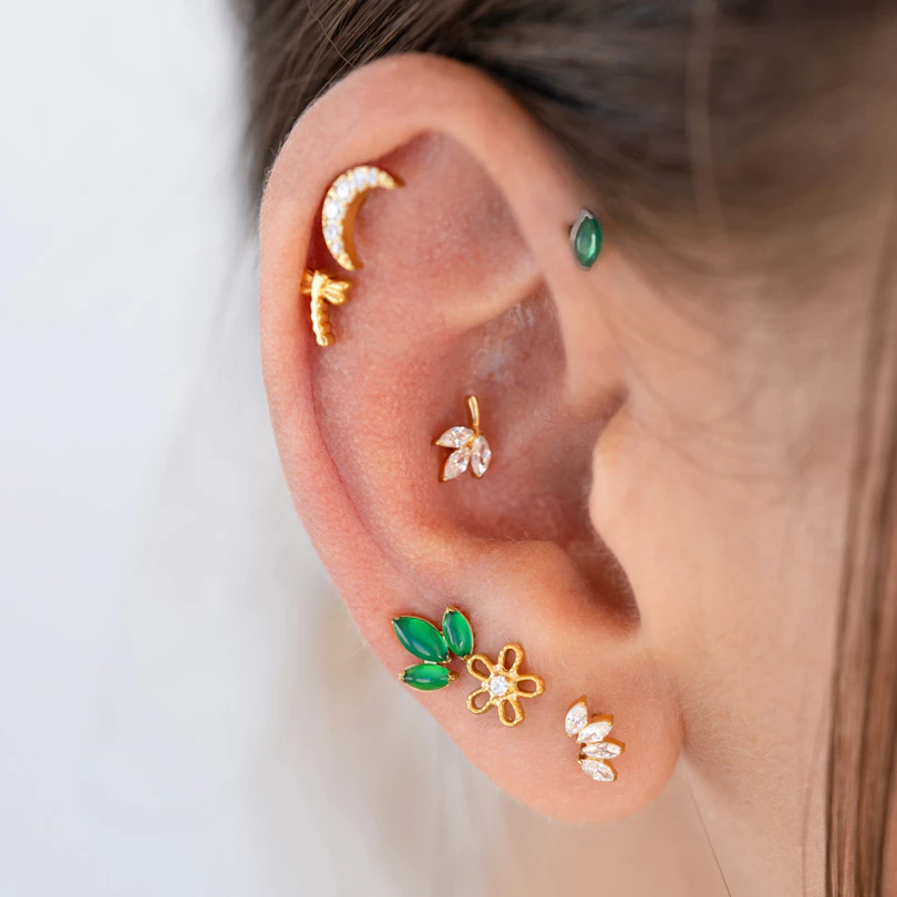 Labret de titanio con trío de piedras naturales en corte marquise