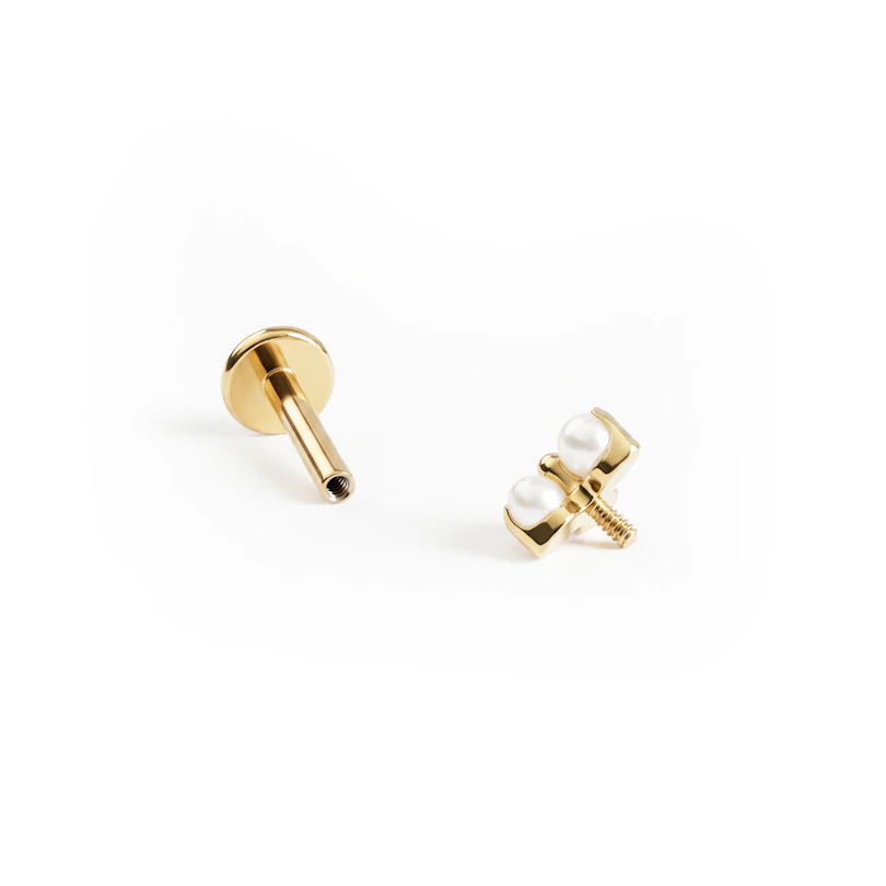 Delicado labret de titanio con trío de perlas