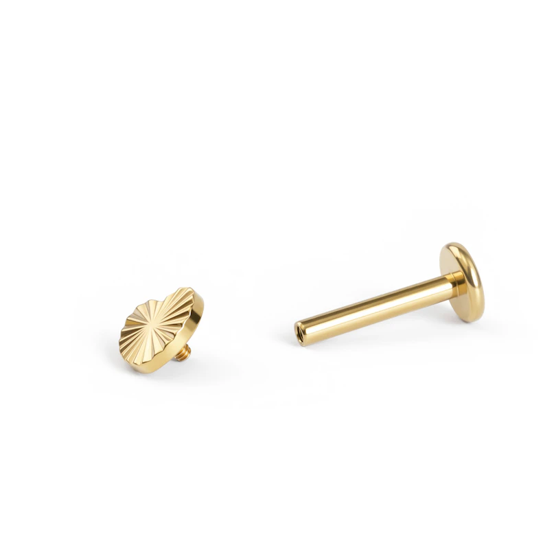 Labret en forma de corazón con relieve