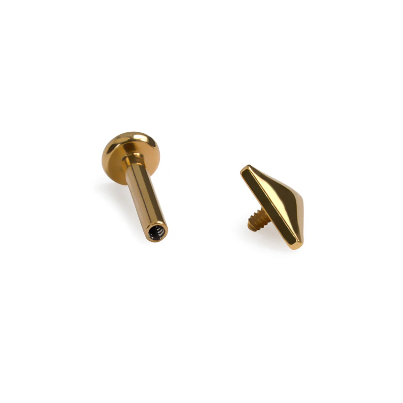 Labret de titanio con triángulo y rosca interna