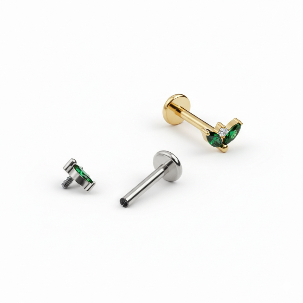 Labret de titanio con dos piedras esmeralda