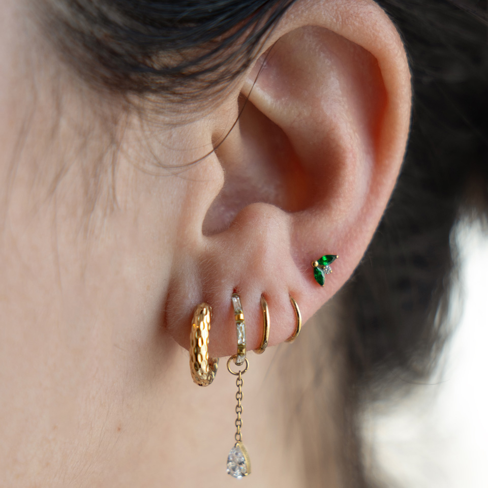 Labret de titanio con dos piedras esmeralda