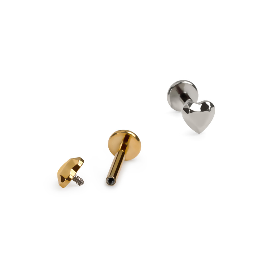 Labret de titanio con corazón multifacético