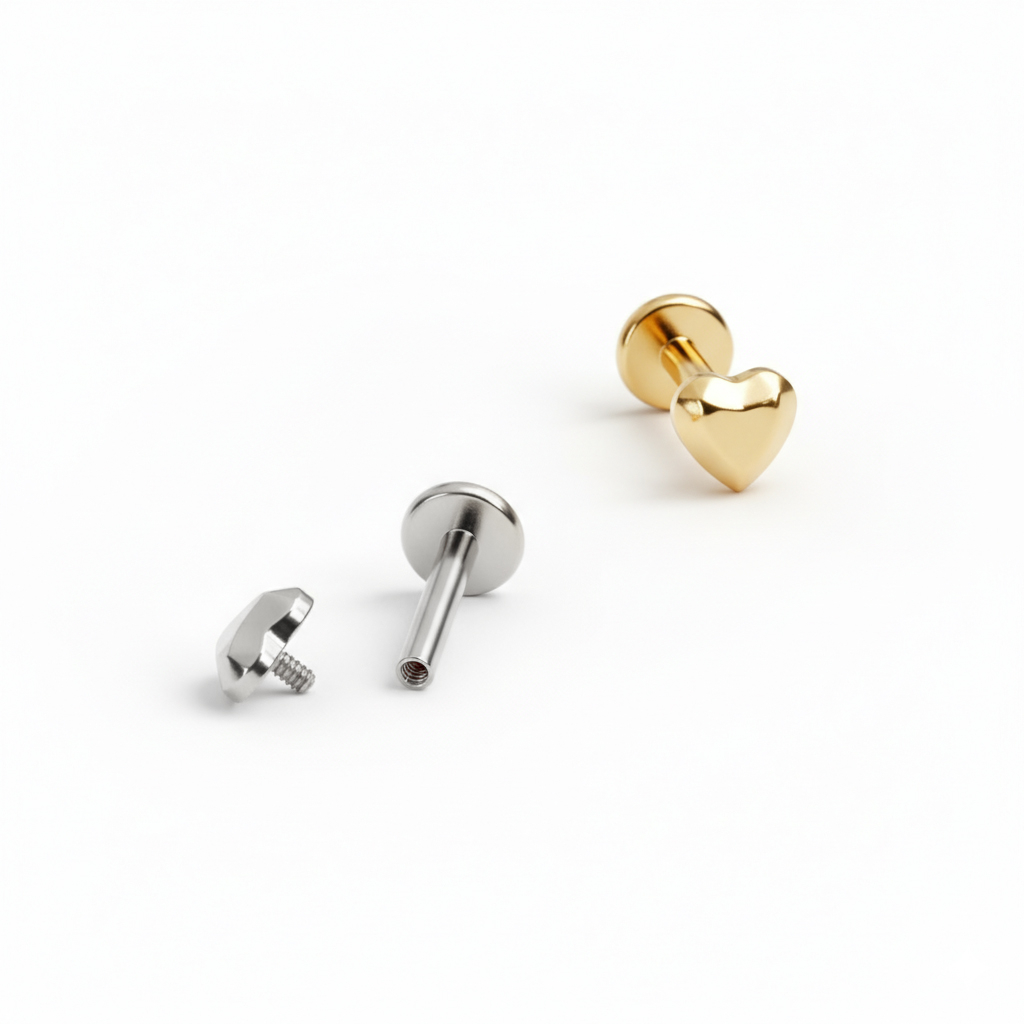 Labret de titanio con corazón multifacético