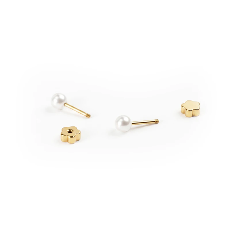 Pendientes de perlas con bonitos cierres en flor