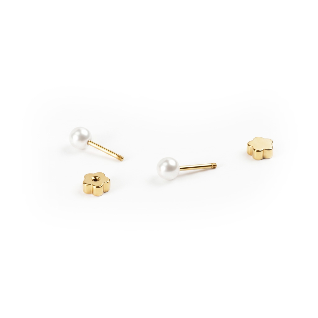 Pendientes de perlas con bonitos cierres en flor