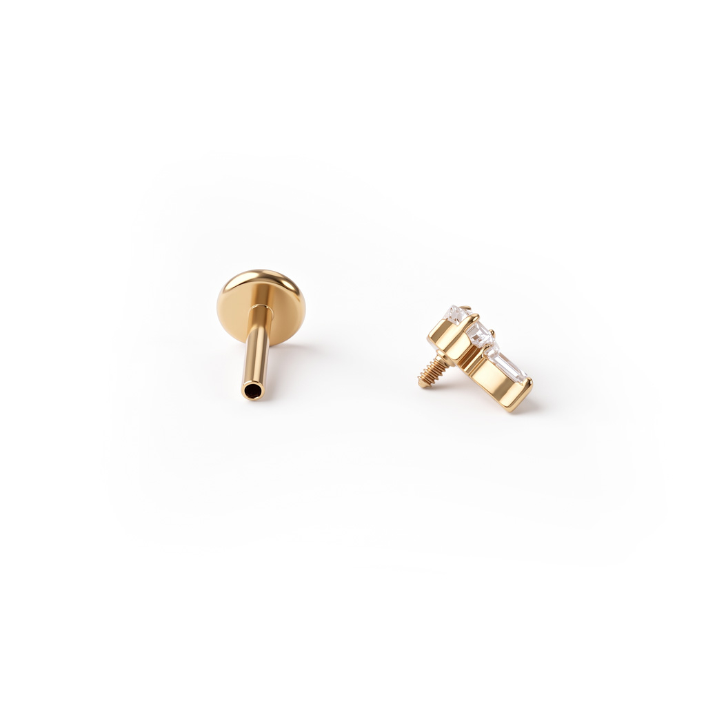 Labret de titanio con estrella central flanqueada por dos piedras corte marquesa