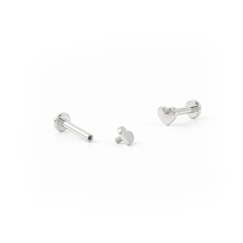 Labret de titanio con rosca interior en diferentes diseños