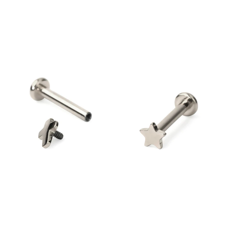 Labret de titanio con rosca interior en diferentes diseños