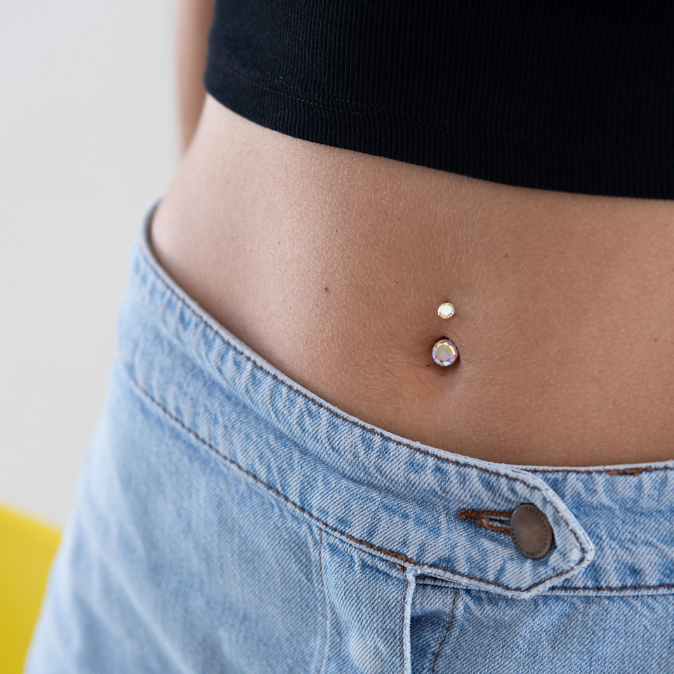 Piercing para el ombligo con rosca interior y piedras multicolor