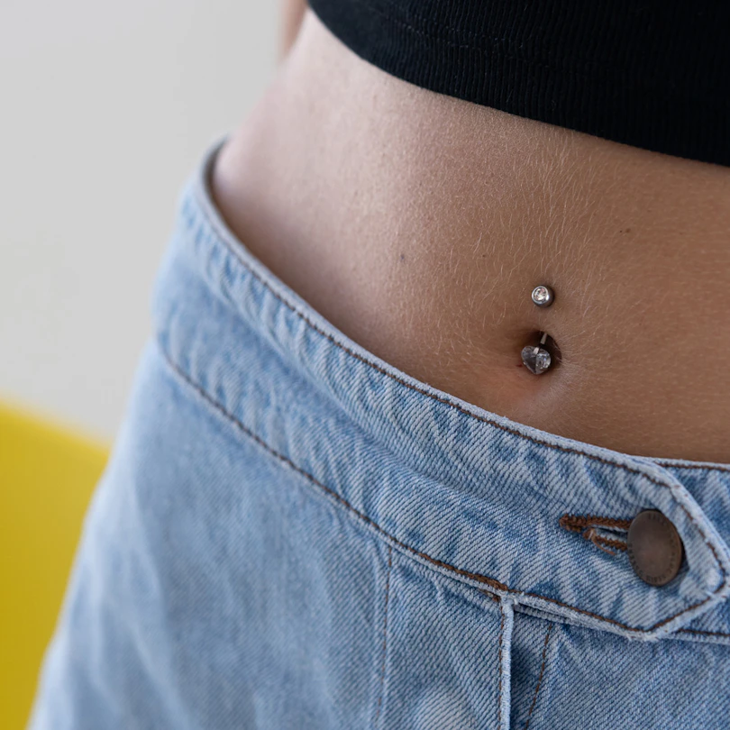 Piercing para el ombligo con brillante en forma de corazón