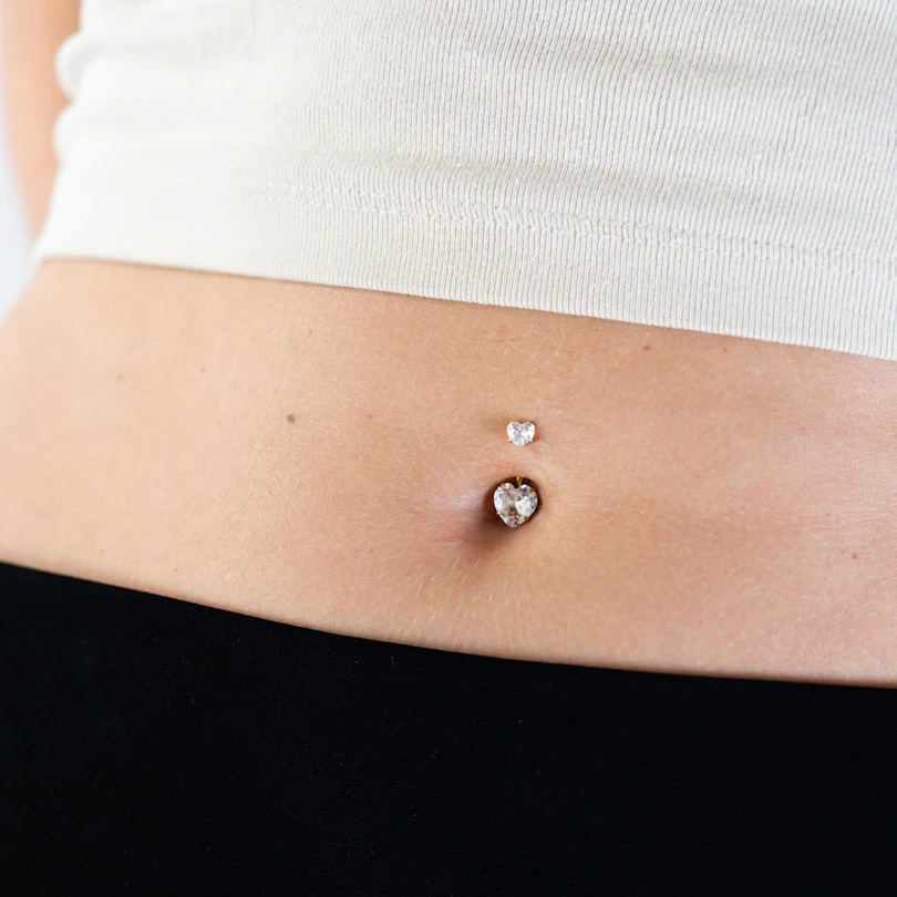Piercing para el ombligo con rosca interna y corazones