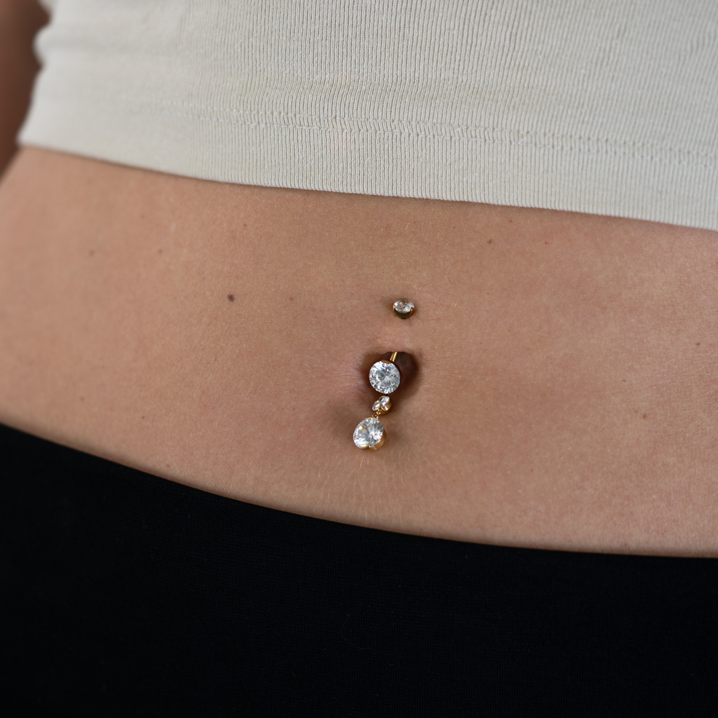 Piercing para el ombligo de titanio con colgante