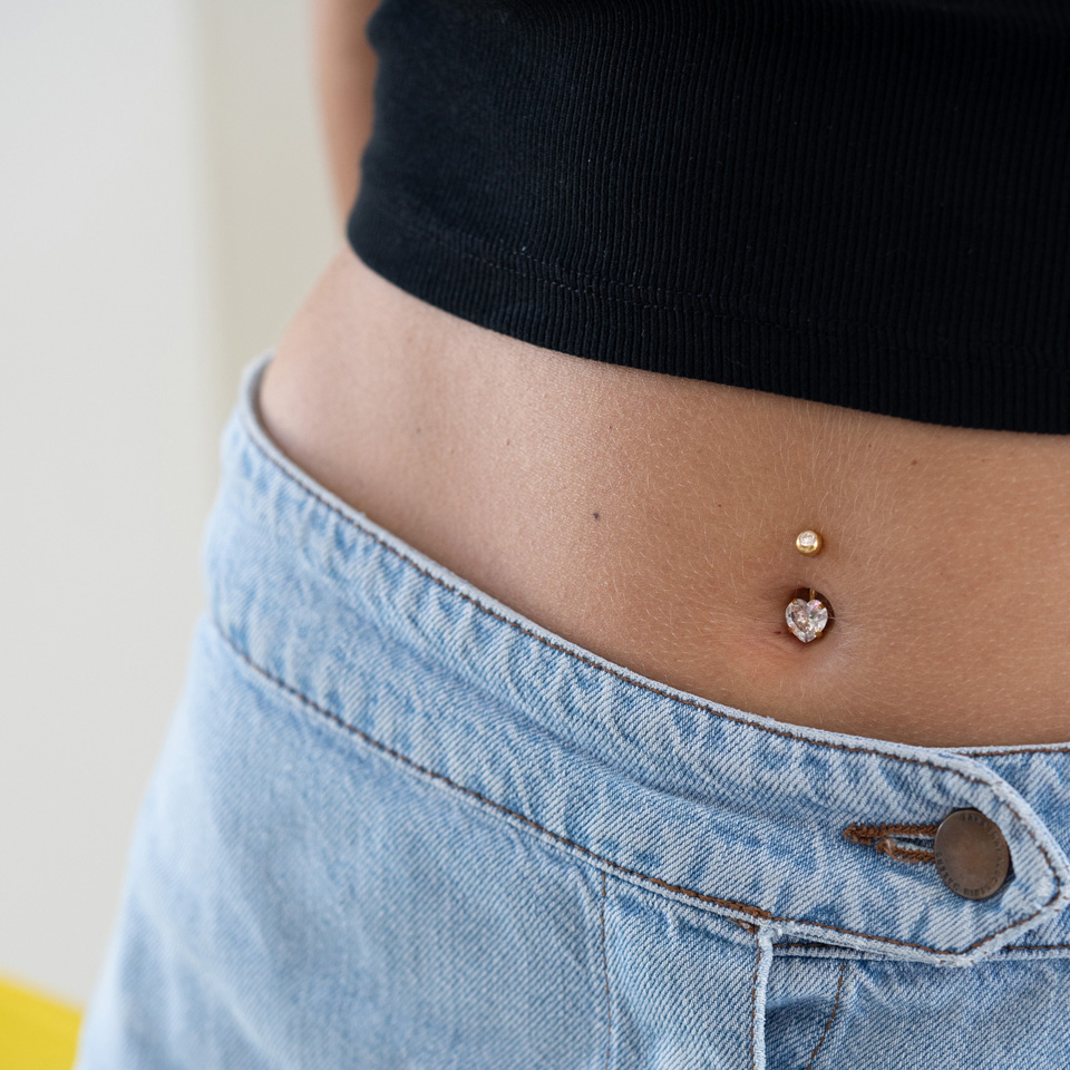 Piercing para el ombligo con dije de corazón en varios colores