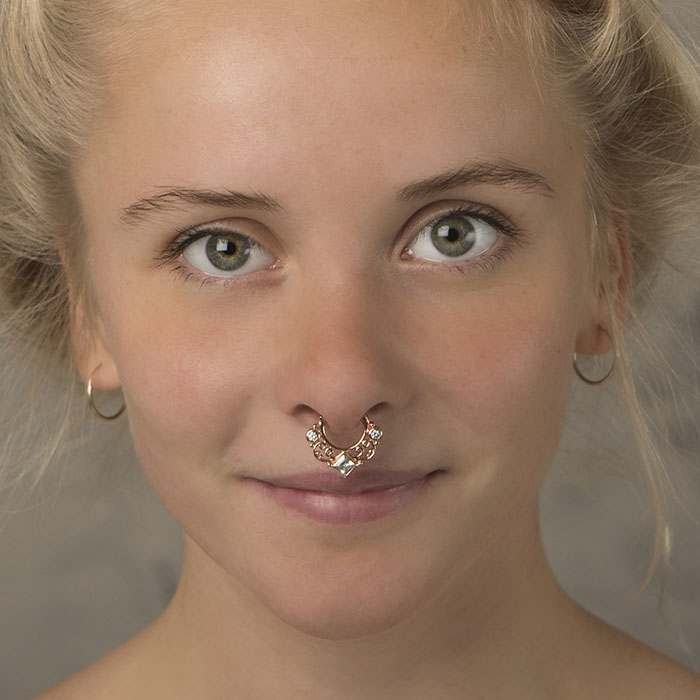 Piercing para el septum con ondas y brillante cuadrado