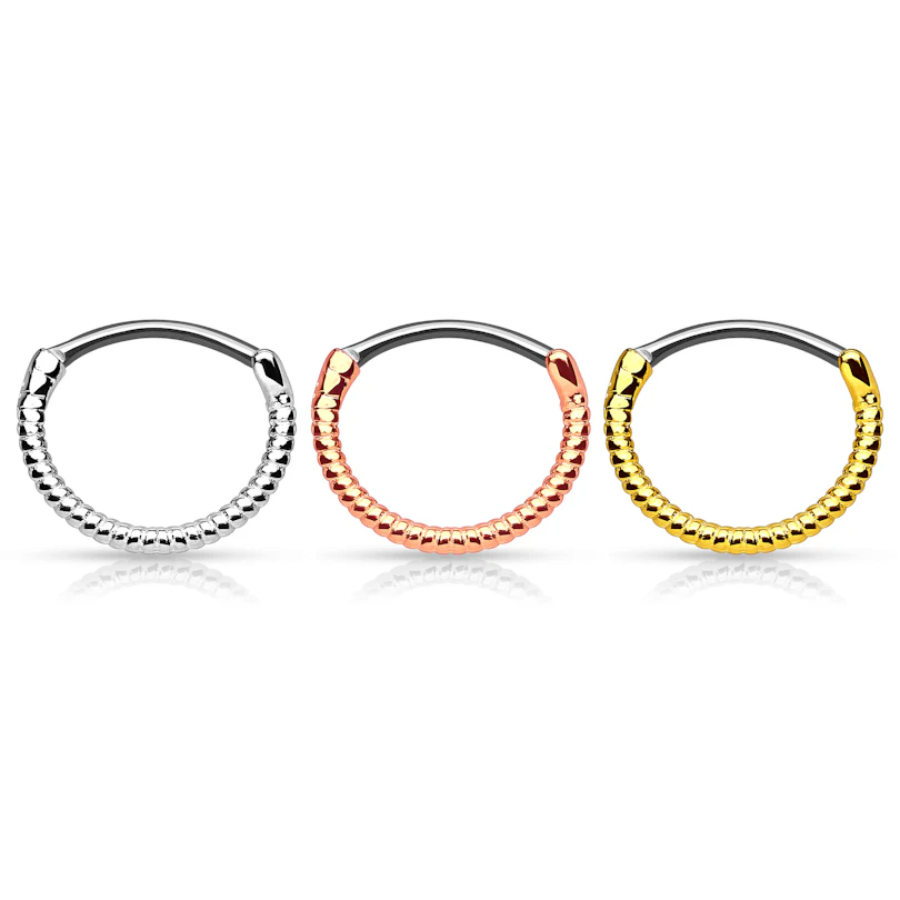 Piercing para el septum con diseño de espiral alrededor del aro