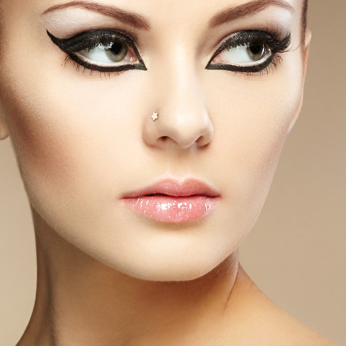 Piercing para la nariz con distintos motivos