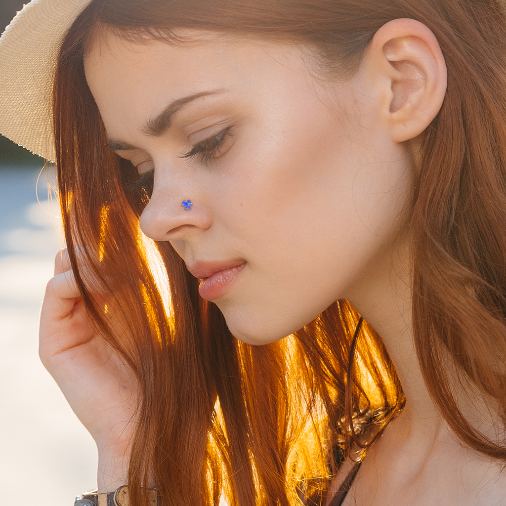 Piercing para la nariz en oro de 14 quilates con tres ópalos