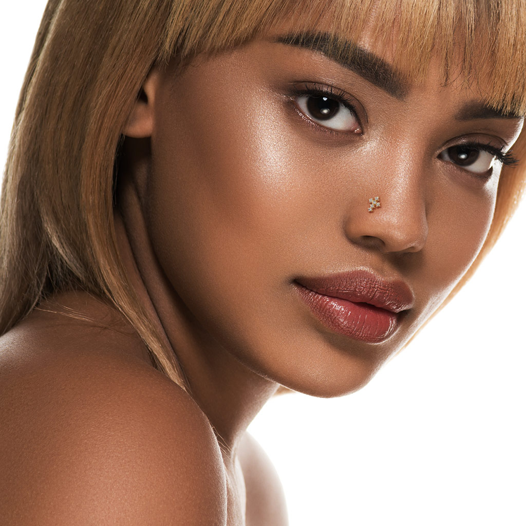 Piercing para la nariz en oro de 14 quilates con cruz cubierta de piedras