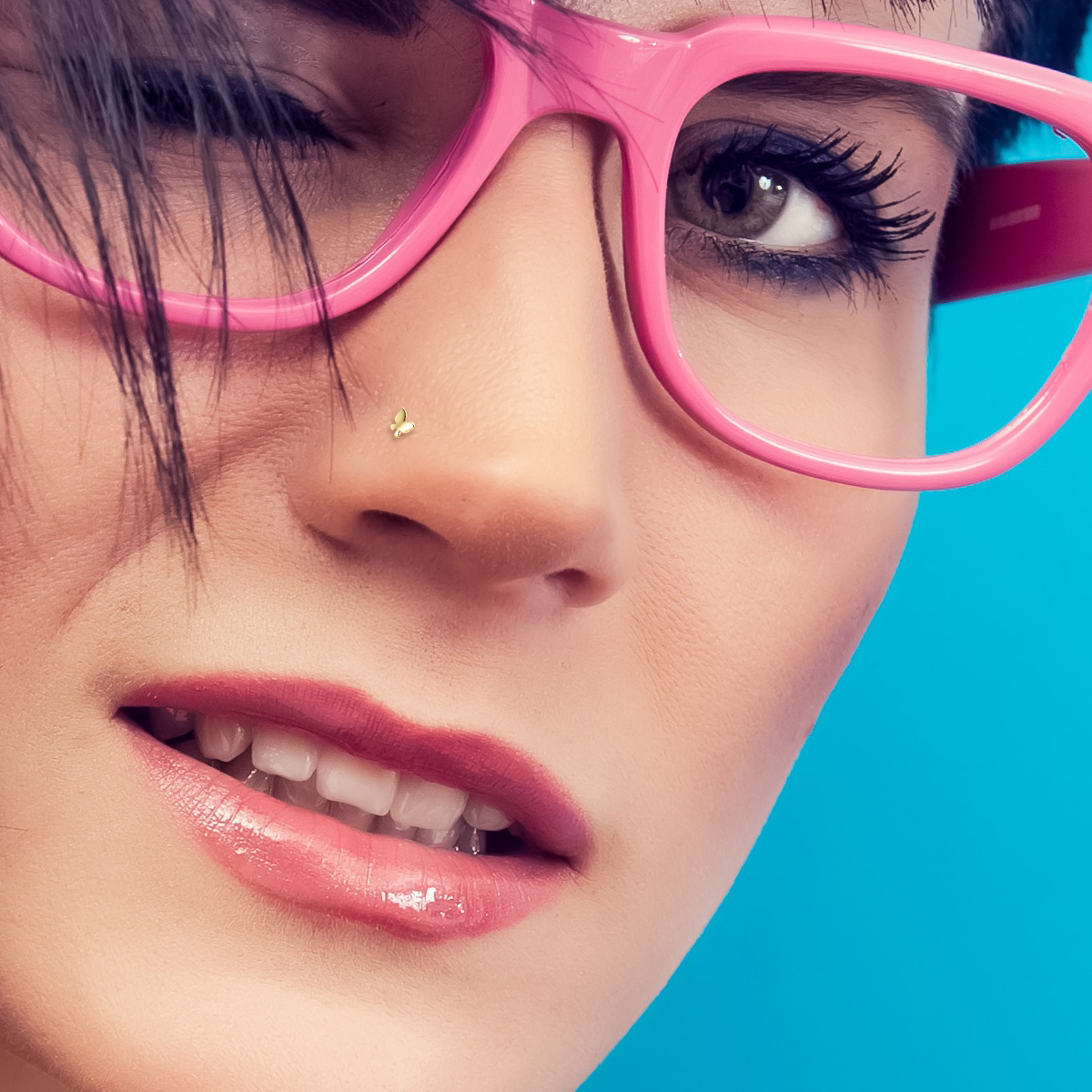 Barra para la nariz en oro de 14 quilates con mariposa