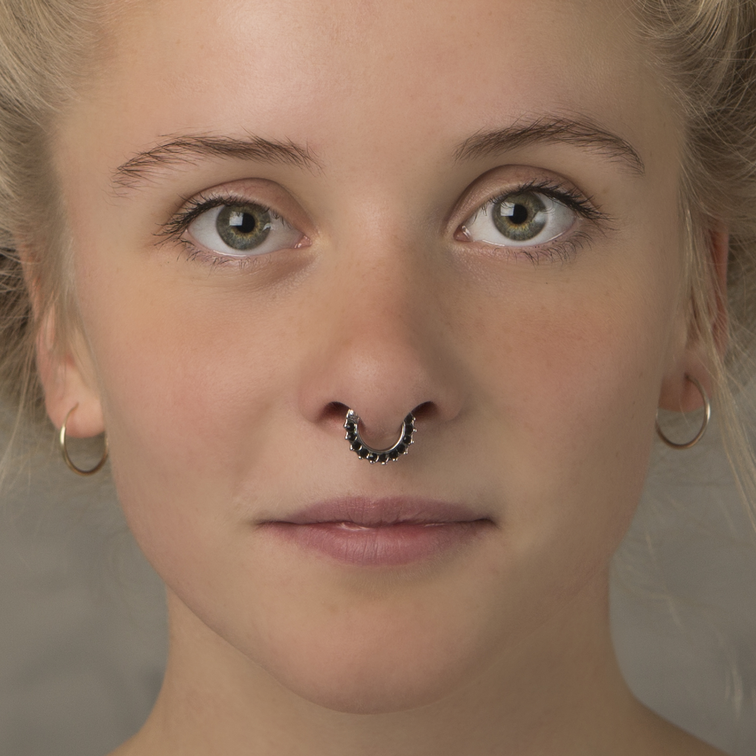 Piercing para el septum con brillantes incrustados en el borde