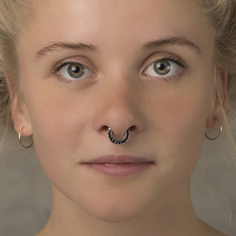 Piercing para el septum con brillantes incrustados en el borde