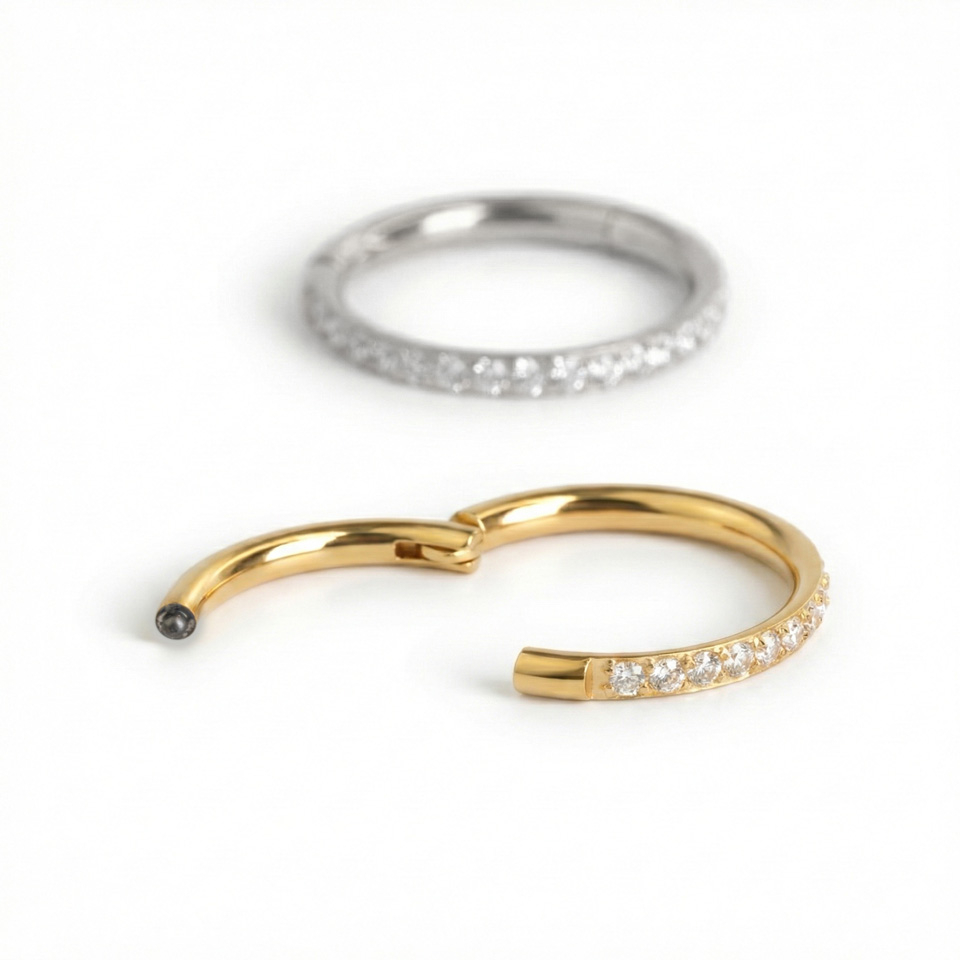 Aro con bisagra de acero quirúrgico con brillantes en el exterior