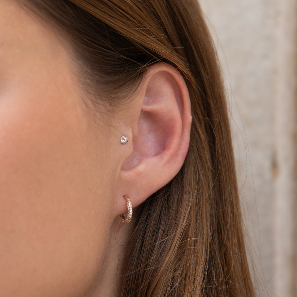 Aro con bisagra en oro de 14 quilates empedrado con circonitas redondas