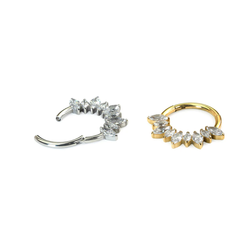 Aro clicker de titanio con piedras frontales en corte marquise