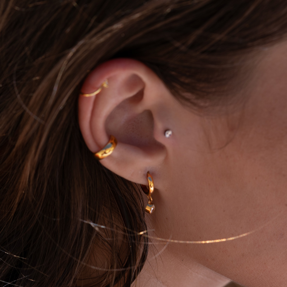 Aro de titanio con colgante de lágrima