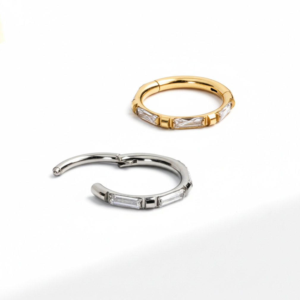 Aro de titanio con pedrería estilo corte baguette