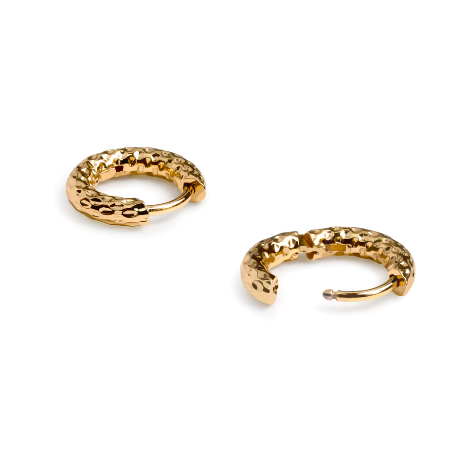 Par de aros huggie con acabado martillado