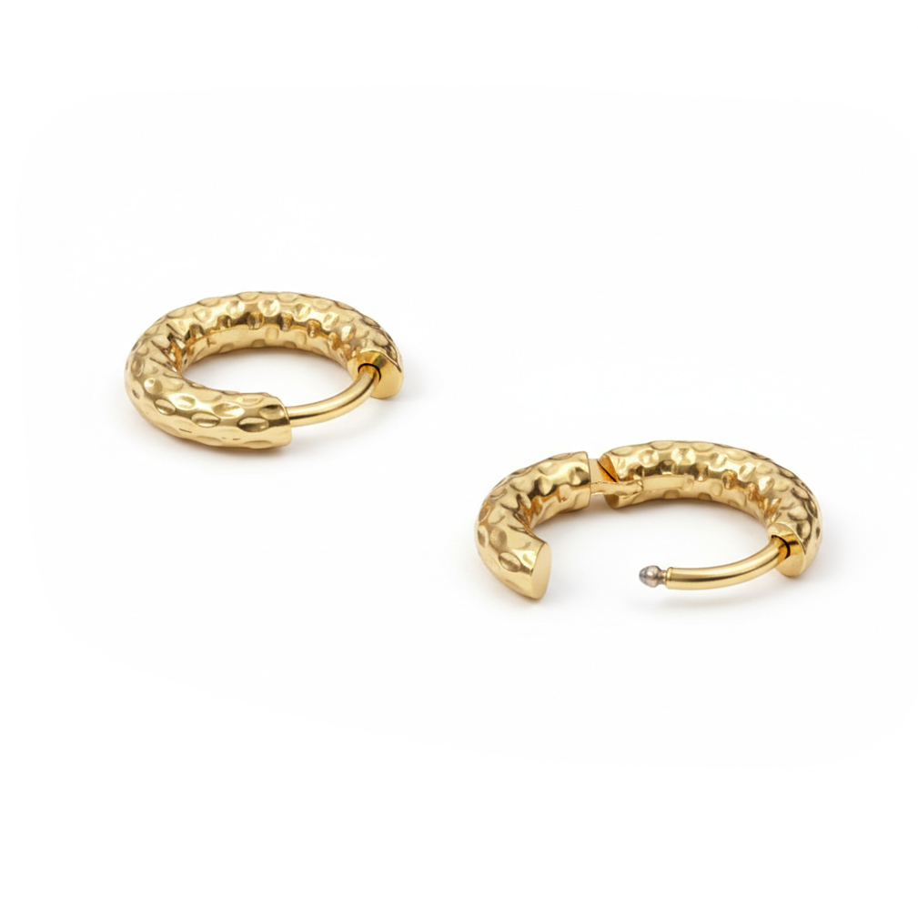 Par de aros huggie con acabado martillado