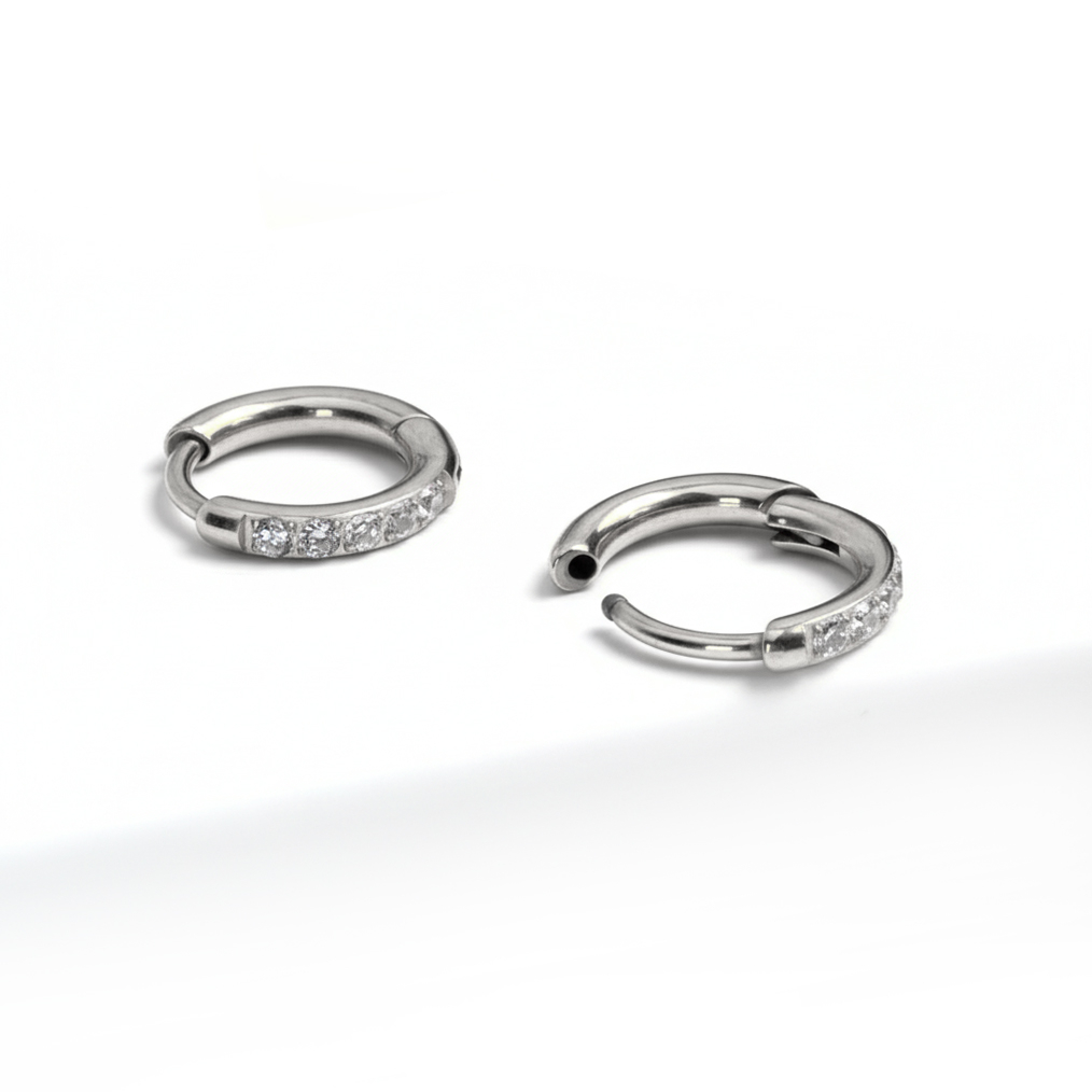 Par de aros huggie de titanio con pedrería