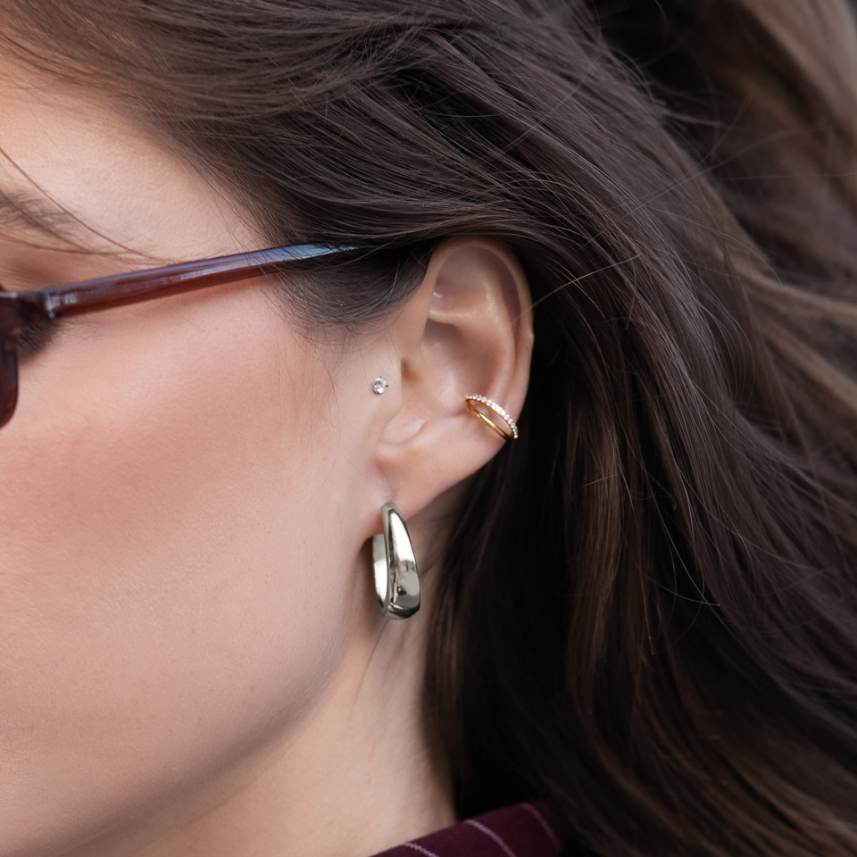 Doble aro de titanio con pedrería en una banda