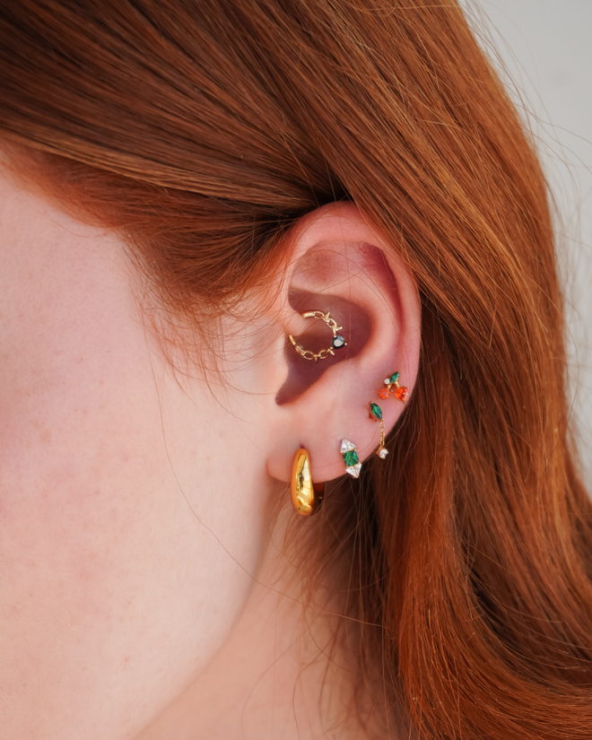 Aro de titanio con piedra verde en el centro