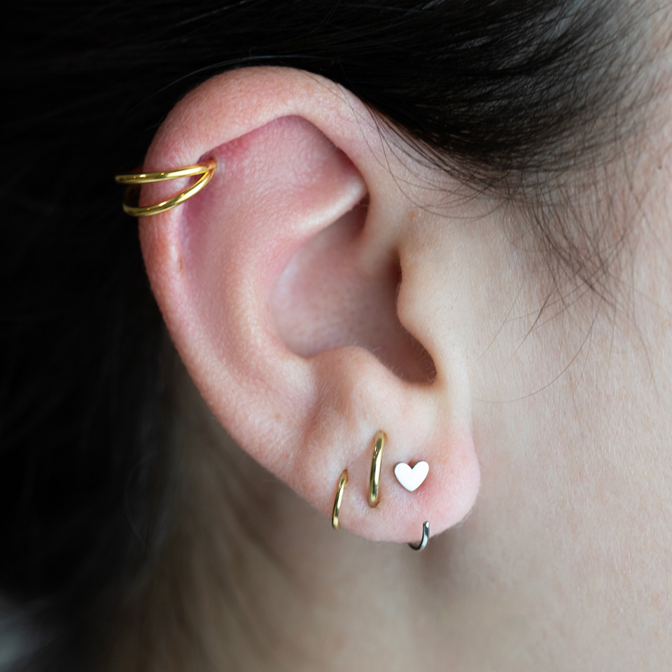 Aro abierto de titanio con corazón