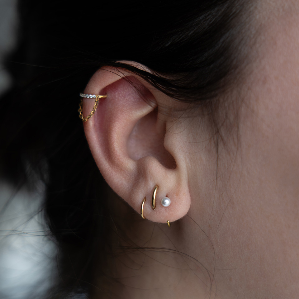 Aro abierto de titanio con perla