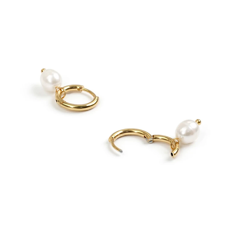 Par de aros de titanio con perla de agua dulce