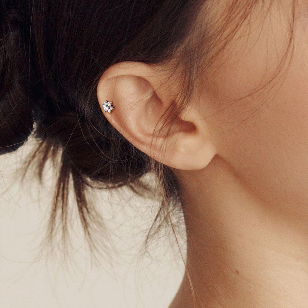 Labret push-in de titanio con flor de brillantes