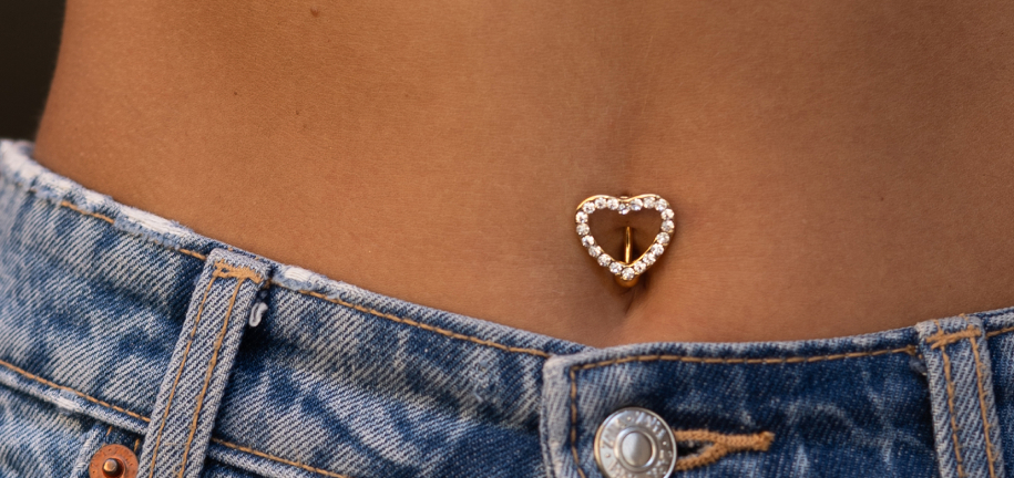 Cómo curar un piercing en el ombligo